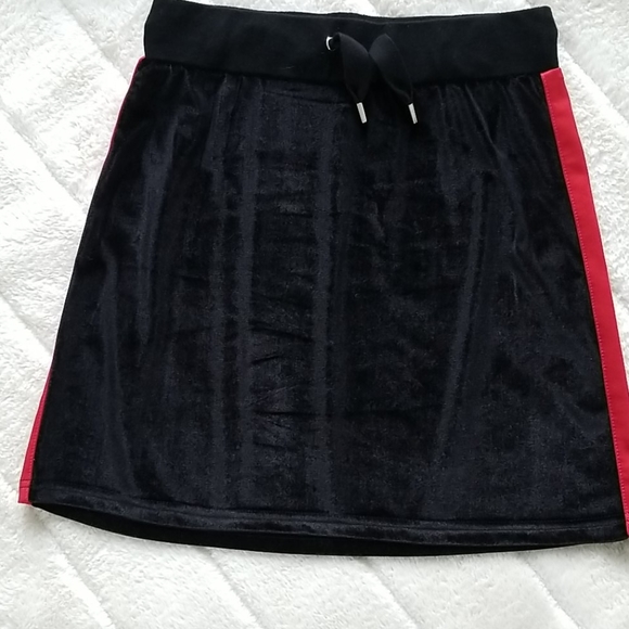 Manière de Voir - Contrast Stripe Velvet Cropped Hoodie -Black/red - Picture 3 of 5